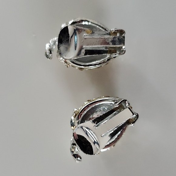 Boutique Vintage Silver Tone w Accent Strawberry Design Clip On Earrings - Picture 5 of 6